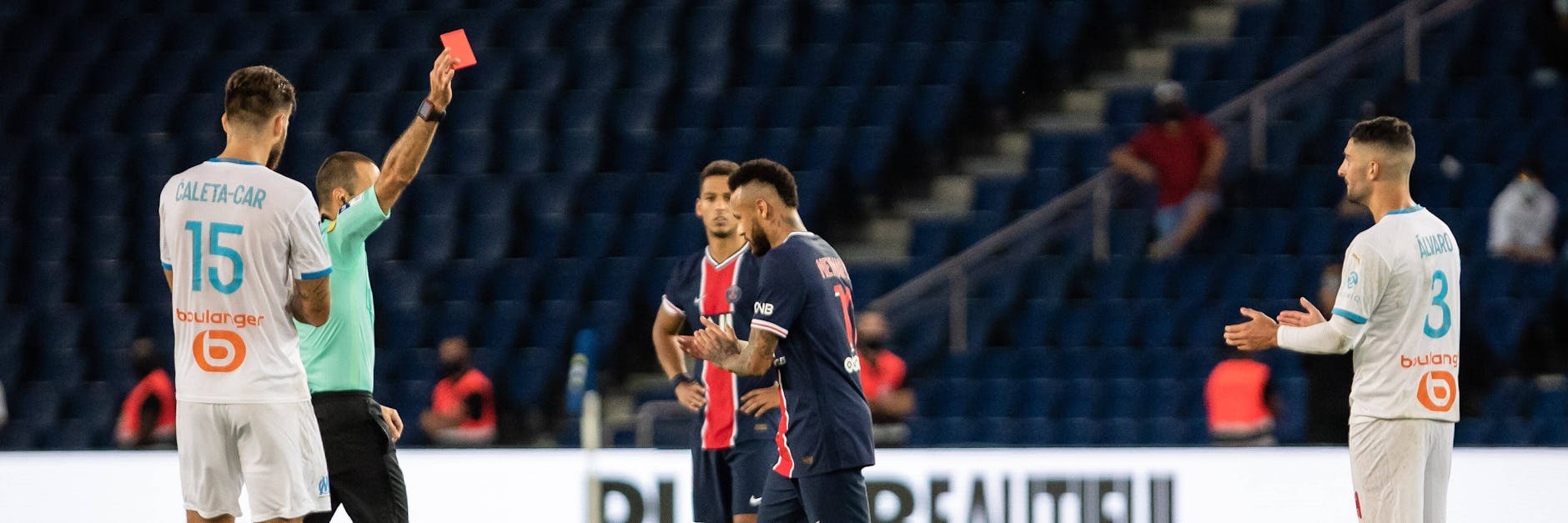 Der Schiedsrichter zeigt Neymar die Rote Karte.