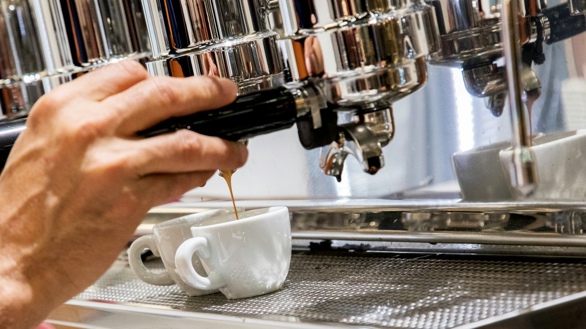 Siebträgermaschinen sind relativ kompliziert zu bedienen und anstrengend in der Reinigung – und daher eher etwas für Perfektionisten.