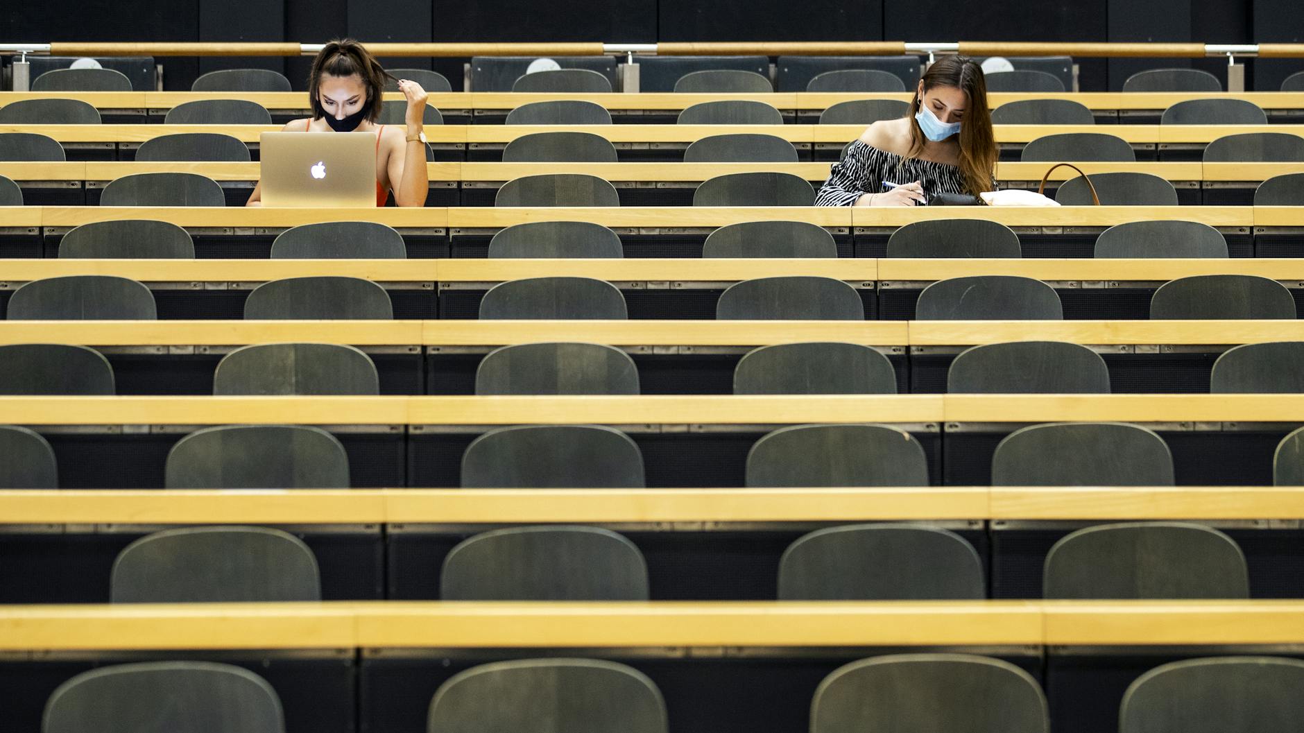 Studentinnen mit Mund-Nasen-Schutz sitzen in einem Hörsaal der Universität Zürich (UZH) am Tag der Rückkehr der Studenten an die Universität nach der Sommerpause. Laut Bericht eines Gremiums von WHO und Weltbank wird die jüngere Generation schwer von den Folgen der Pandemie getroffen.