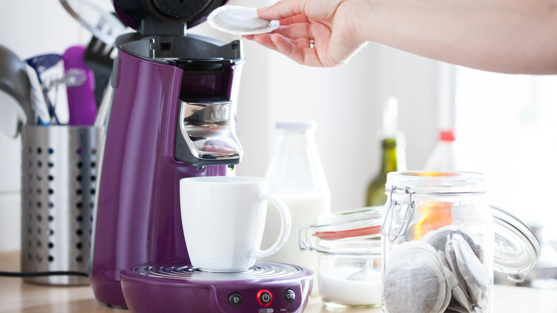 Wer wenig Kaffee trinkt oder schnell nur mal eben eine Tasse zubereiten will, für den sind Kapsel- oder Padmaschinen eine gute Option.