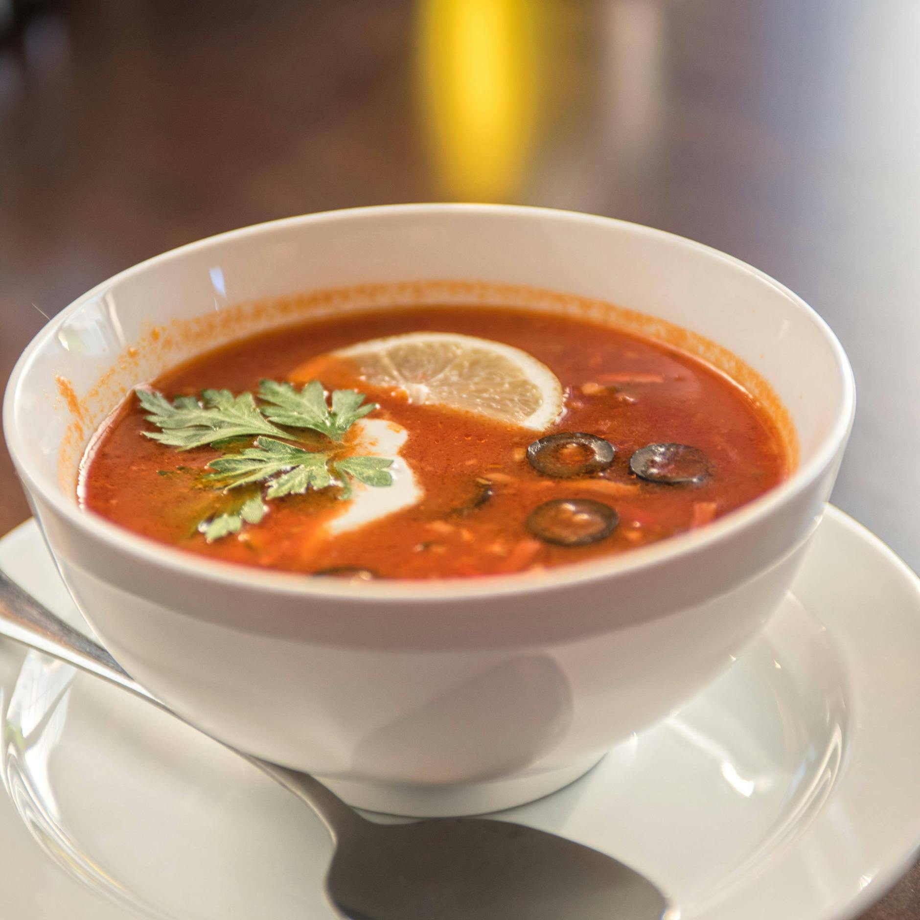 Stammt aus Russland, war in der DDR beliebt und wird noch heute gerne serviert: die Soljanka.