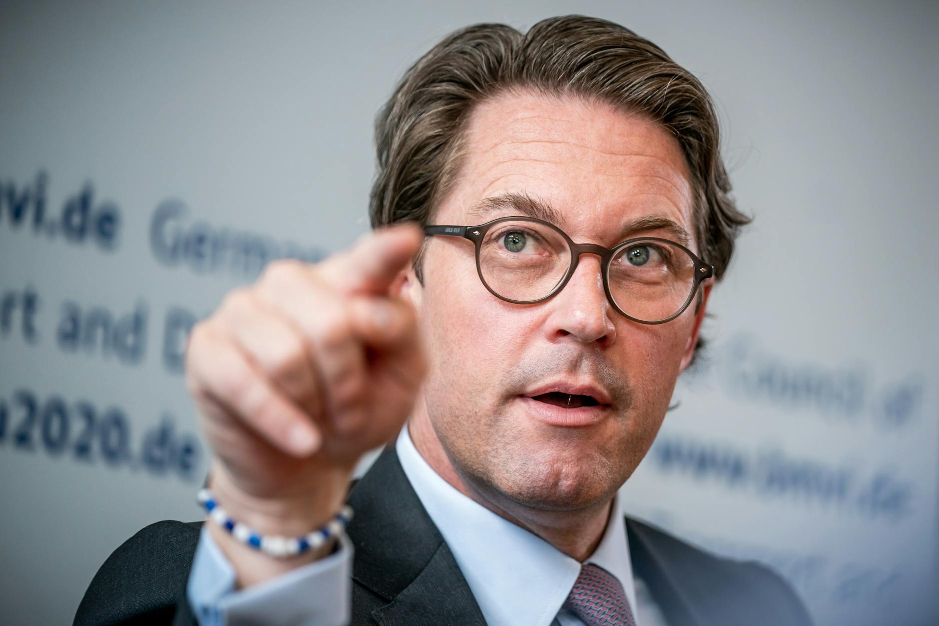 Andreas Scheuer (CSU), Ex-Bundesminister für Verkehr und digitale Infrastruktur, bei einem Interview mit Journalisten. 