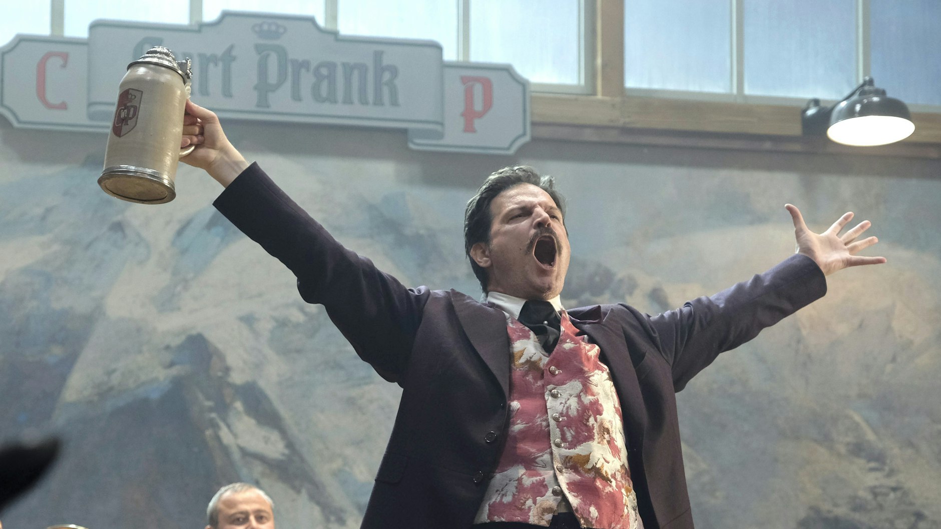 Curt Prank (Misel Maticevic) feiert sich selbst vor der Blaskapelle in seiner Bierburg auf dem Münchener Oktoberfest.