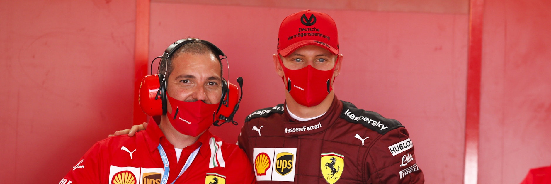 Passt gut zusammen: Mick Schumacher fühlt sich bei den Ferrari-Kollegen wohl.