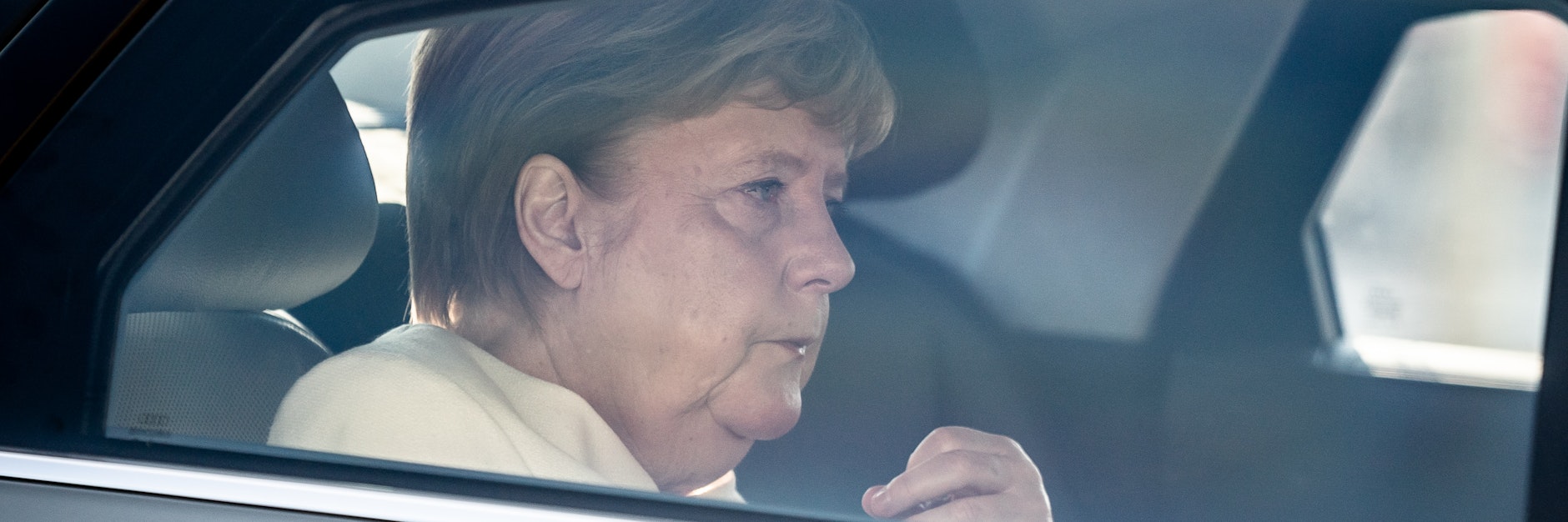Bundeskanzlerin Angela Merkel (CDU), wird in ihrer Limousine zur Sitzung des CDU Präsidiums im Konrad-Adenauer-Haus gefahren.