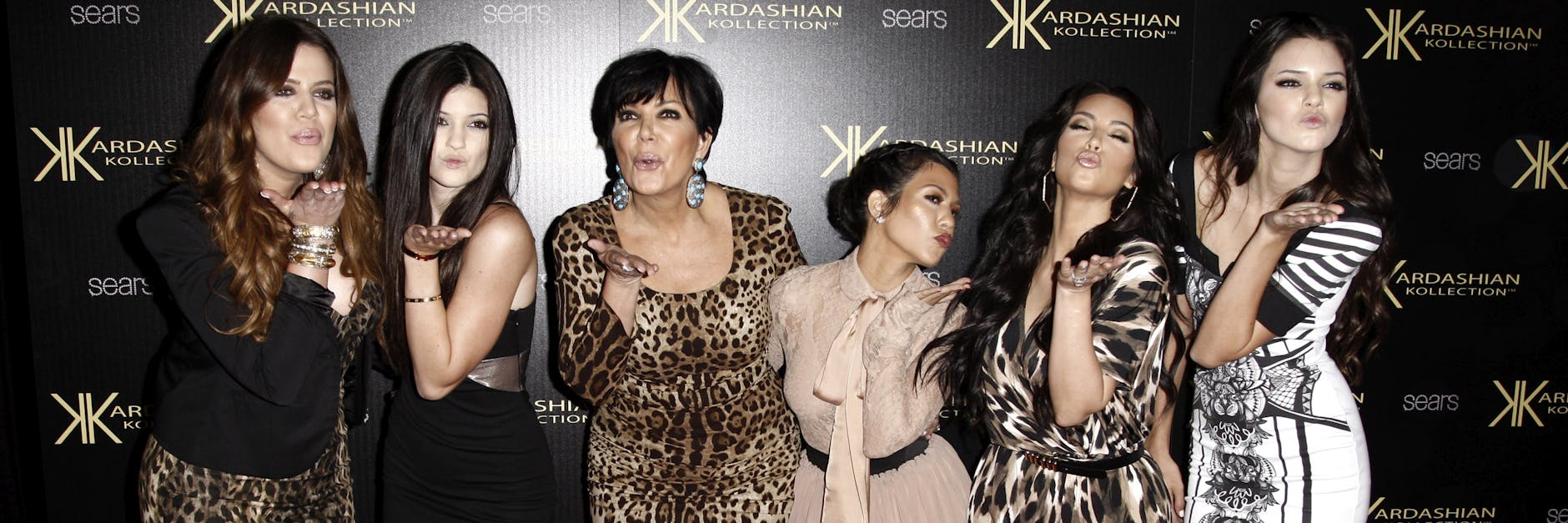 Khloe Kardashian (von links), Kylie Jenner, Kris Jenner, Kourtney Kardashian, Kim Kardashian und Kendall Jenner. Die erfolgreiche Reality-Show „Keeping Up with the Kardashians“ um den Kardashian-Jenner-Clan geht nach 14 Jahren zu Ende. 