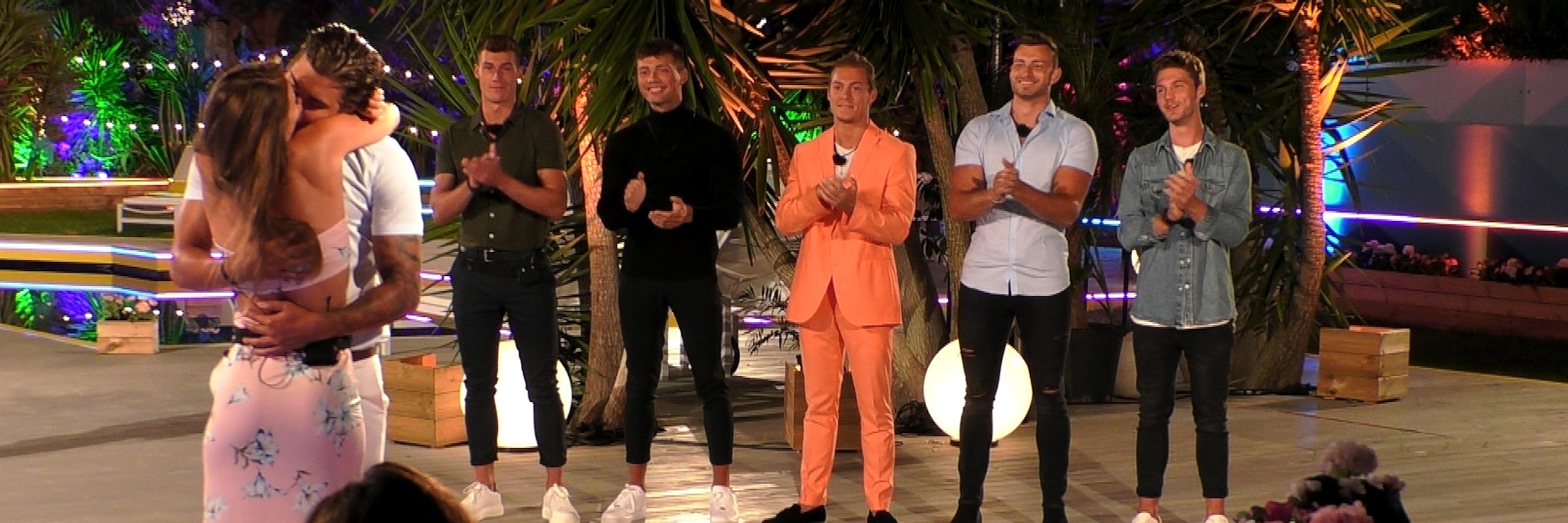 Tim und Melina küssen sich bei der Paarungs-Zeremonie. Andere „Love Island“-Kandidaten applaudieren.