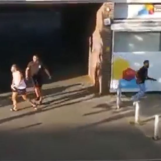 Drei Verdächtige flüchten nach den Schüssen aus der Hofeinfahrt. Zwei von ihnen sind mit Baseballschläger und Machete bewaffnet. <br>