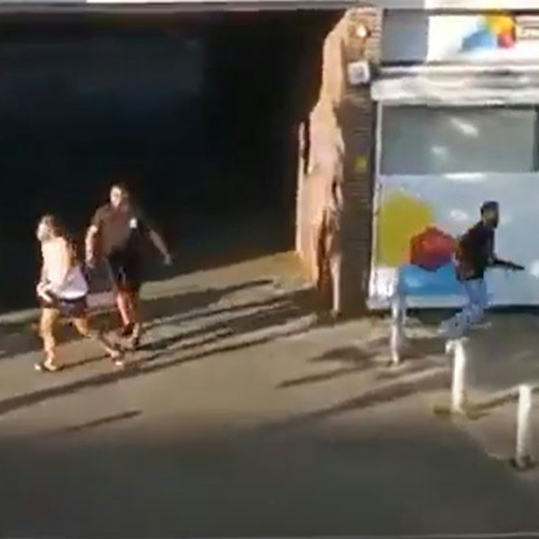 Drei Verdächtige flüchten nach den Schüssen aus der Hofeinfahrt. Zwei von ihnen sind mit Baseballschläger und Machete bewaffnet.&nbsp;<br>