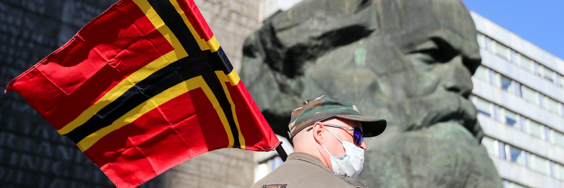 Ein Unterstützer der rechtsextremen Vereinigung „Pro Chemnitz“ demonstriert vor dem Karl-Marx-Monument.