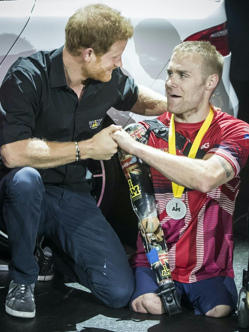 Kanada, Toronto: Prinz Harry überreicht 2017 dem in Afghanistan schwerst verwundeten Soldaten Mark Ormrod bei den Invictus Games eine Silbermedaille.