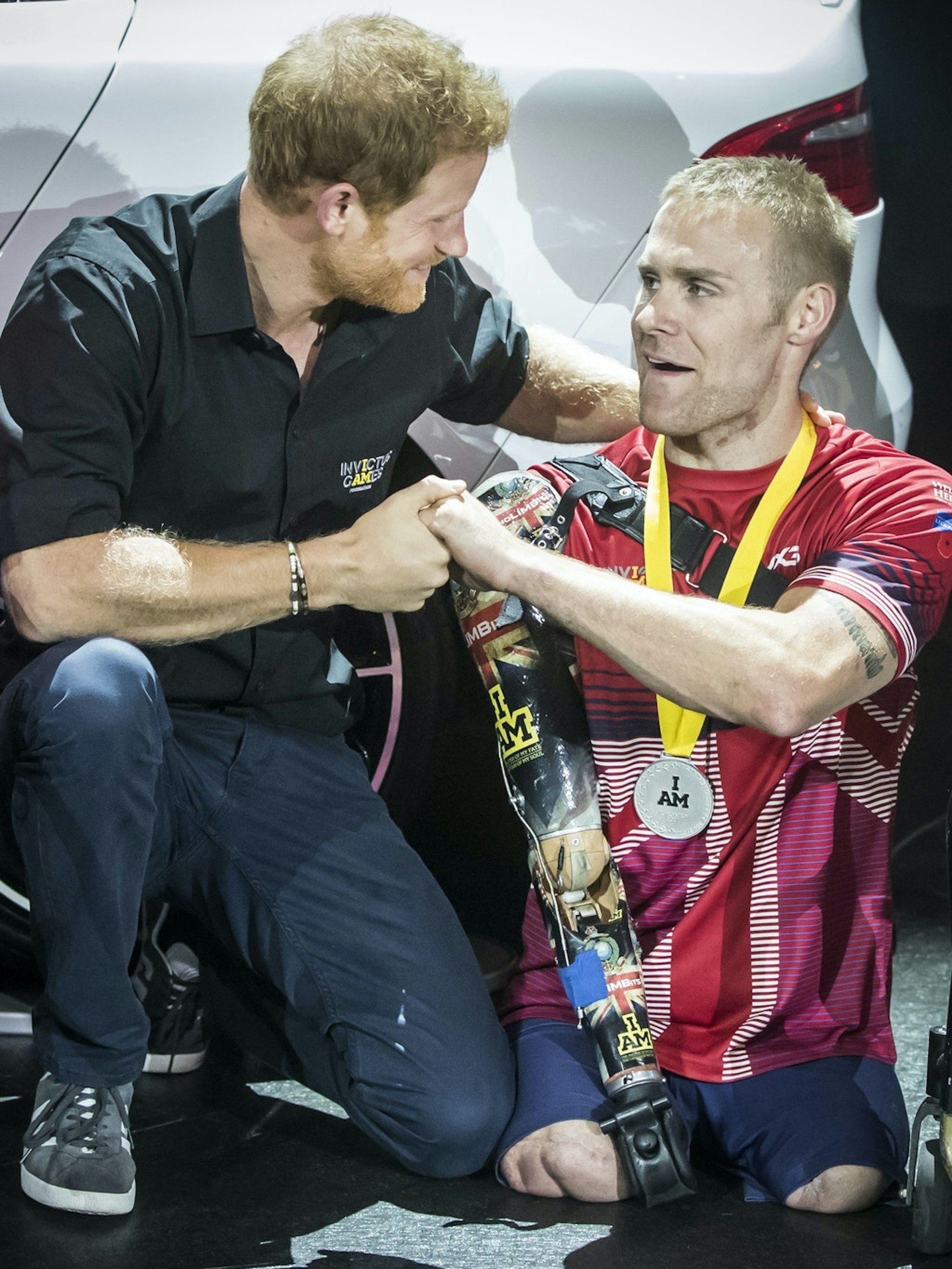 Kanada, Toronto: Prinz Harry überreicht 2017 dem in Afghanistan schwerst verwundeten Soldaten Mark Ormrod bei den Invictus Games eine Silbermedaille.