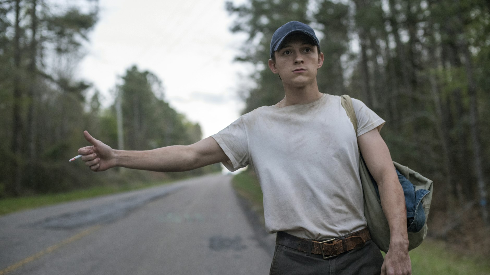 Tom Holland in einer Szene aus dem Netflix-Film „The Devil all the time“, der vom 16. September an zu sehen ist.
