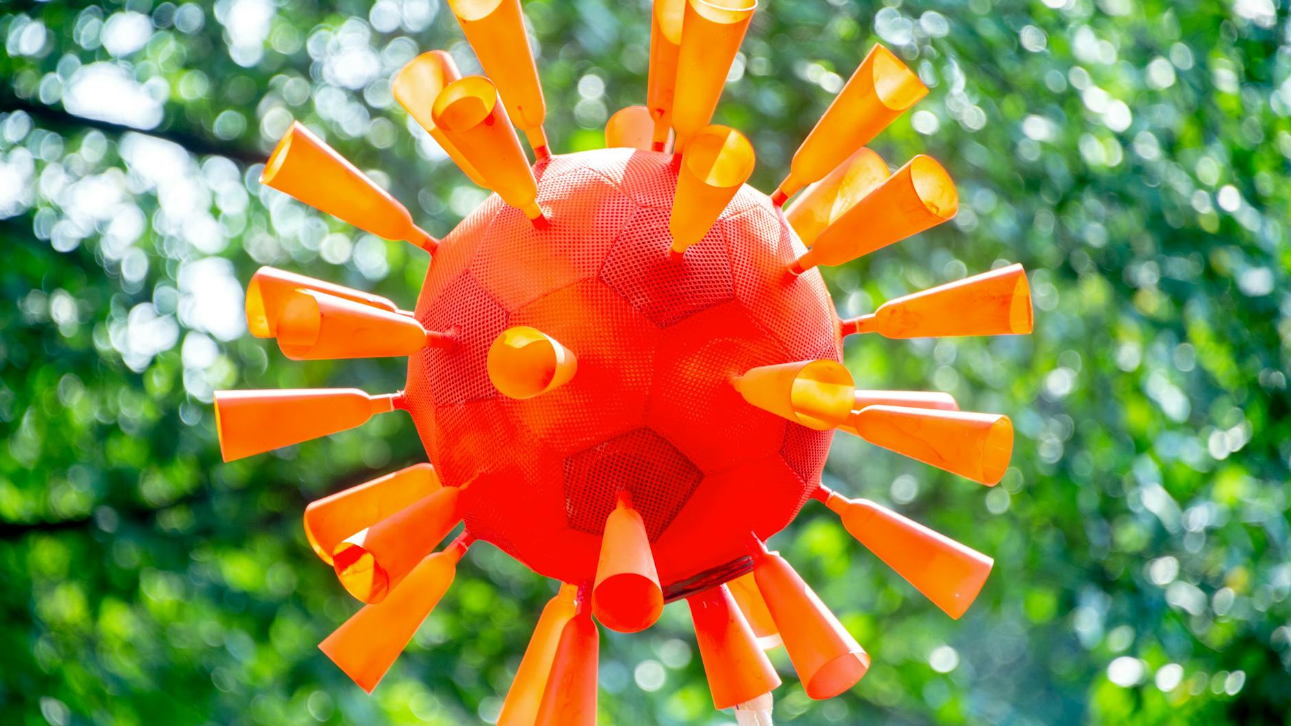 Dieses recht heiter wirkende selbst gebastelte Coronavirus trug ein Teilnehmer einer Demonstration.<br>