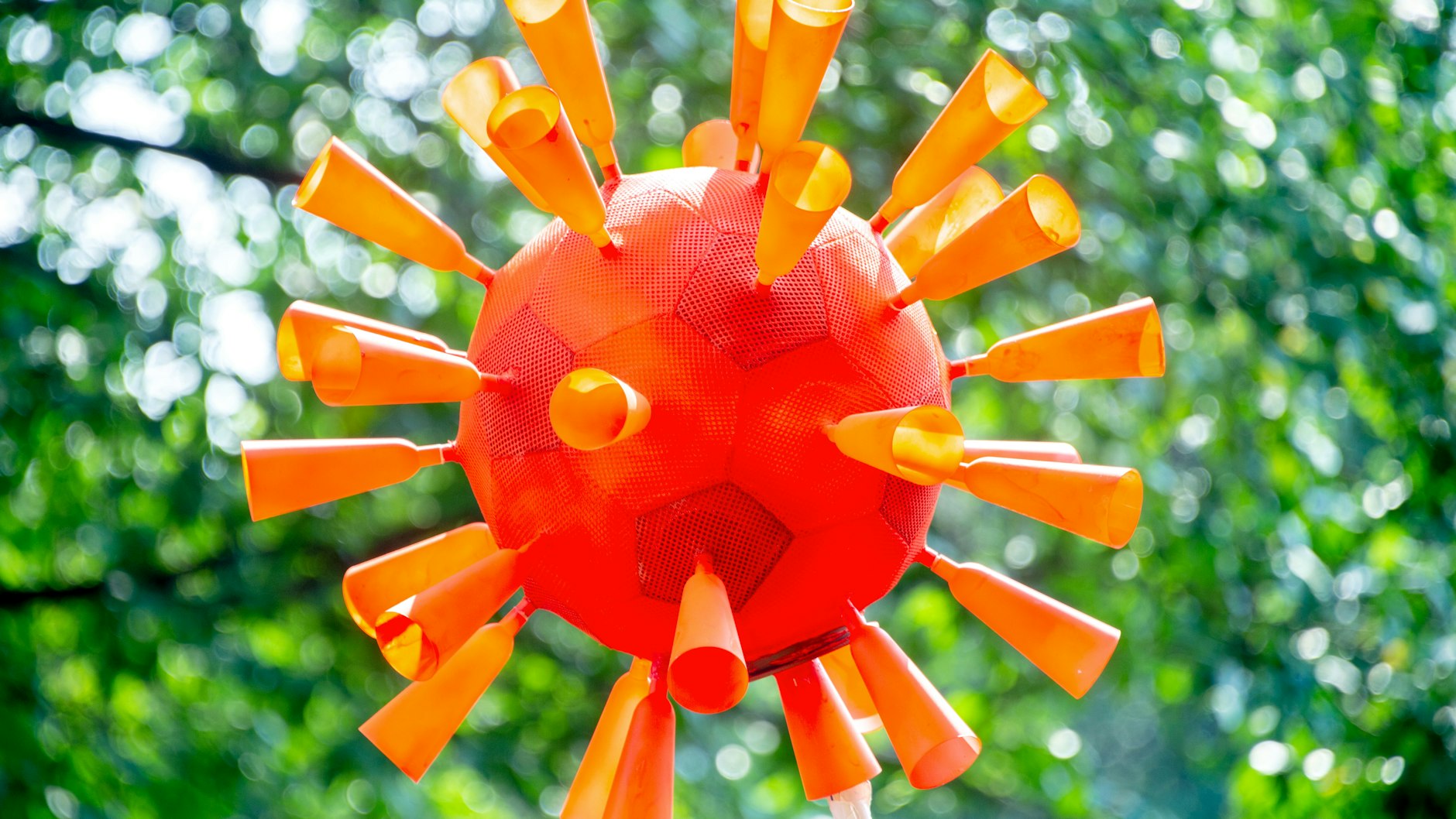 Dieses recht heiter wirkende selbst gebastelte Coronavirus trug ein Teilnehmer einer Demonstration.<br>