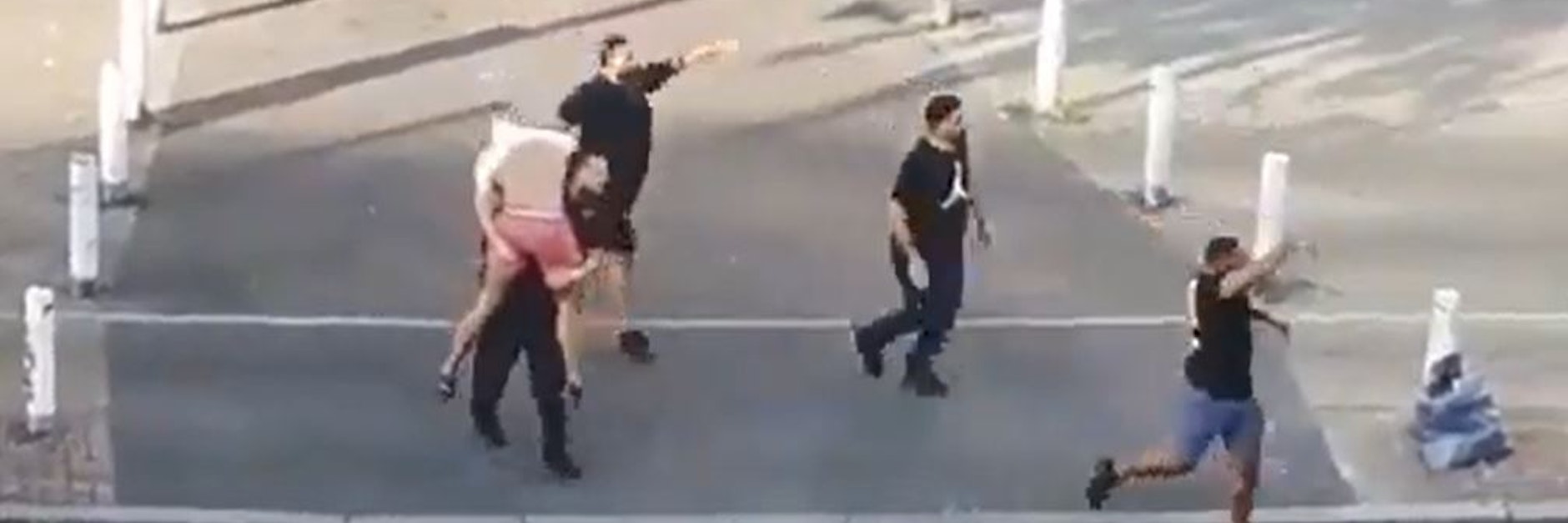 Die Ersthelfer, darunter Friseure eines nahe gelegenen Salons, tragen das schwer verletzte Opfer vom Innenhof auf die Straße.&nbsp;