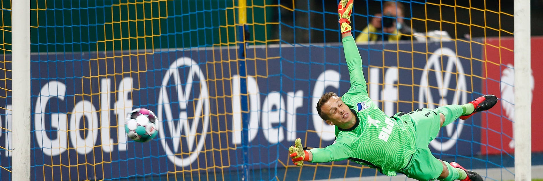 Alexander Schwolow musste im Pokal fünfmal hinter sich greifen.