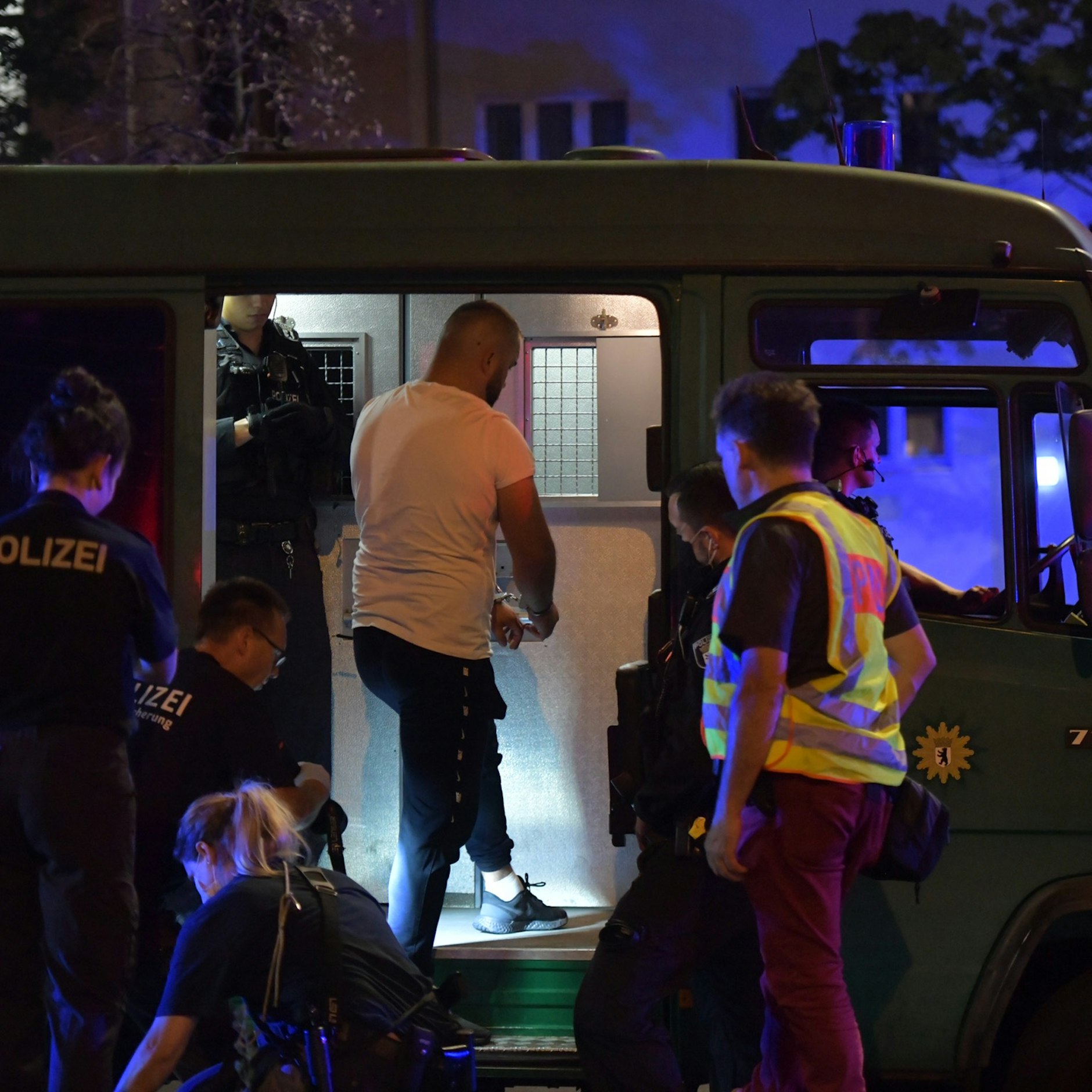 Polizisten haben einen Verdächtigen festgenommen. Der 24-Jährige soll an der Tat beteiligt gewesen sein, aber nicht geschossen haben.&nbsp;