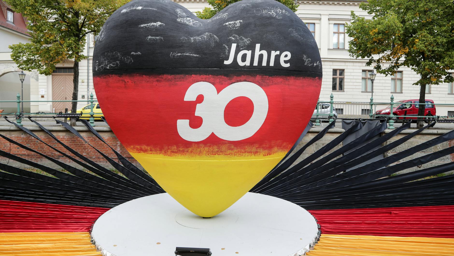 Vor 30 Jahren trat die DDR der Bundesrepublik Deutschland bei.