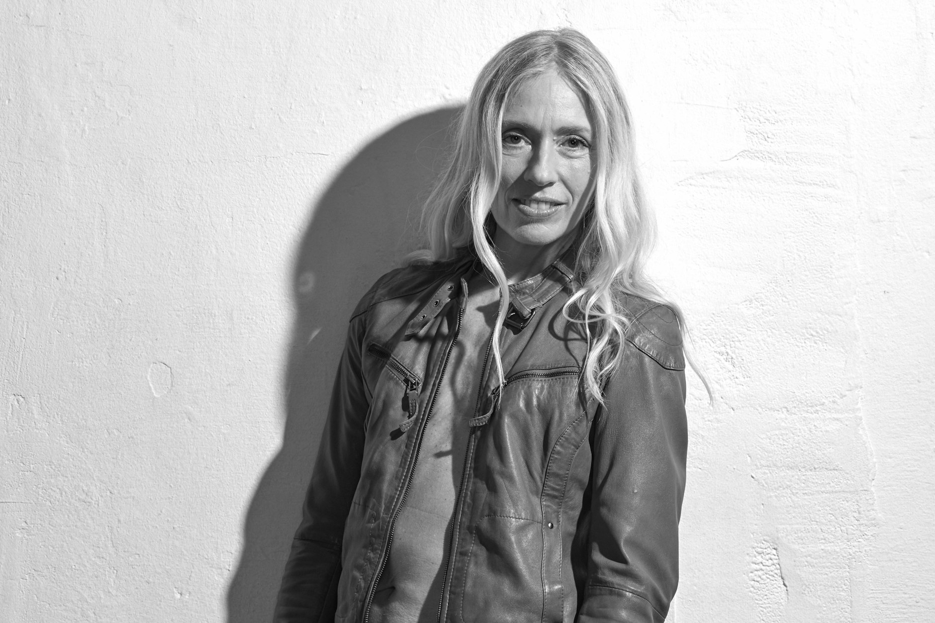 Anja Caspary zeigt sich gern, wie sie ist: Hier ohne Brüste und einzig mit Lederjacke und Jeans bekleidet.