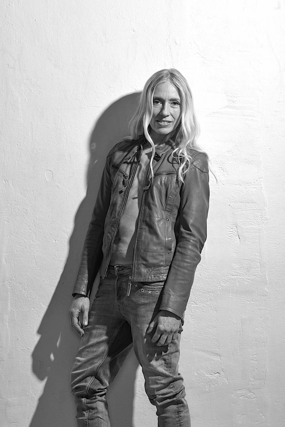 Anja Caspary zeigt sich gern, wie sie ist: Hier ohne Brüste und einzig mit Lederjacke und Jeans bekleidet.