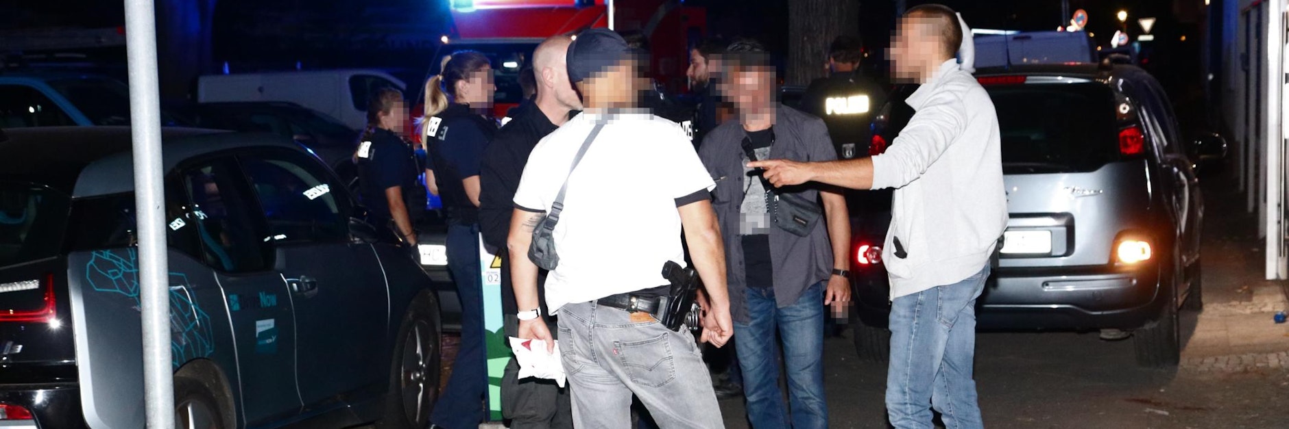 Zivilpolizisten rekonstruieren die irre Verfolgungsjagd durch Wedding. Mehrere Polizisten waren nötig, um die Flüchtenden zu stoppen. 