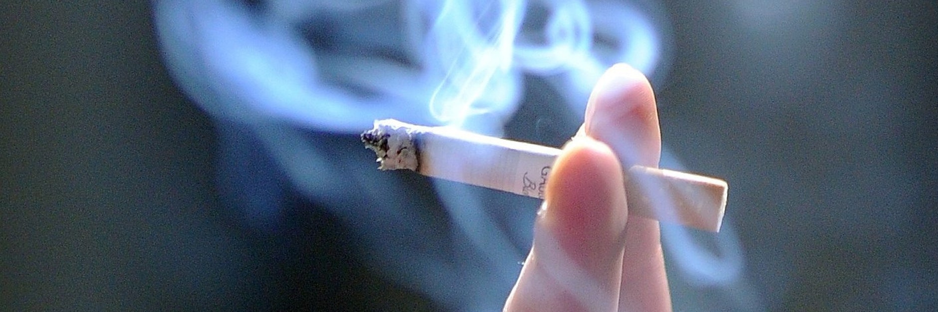 Wer raucht, darf das nicht im Büro tun.