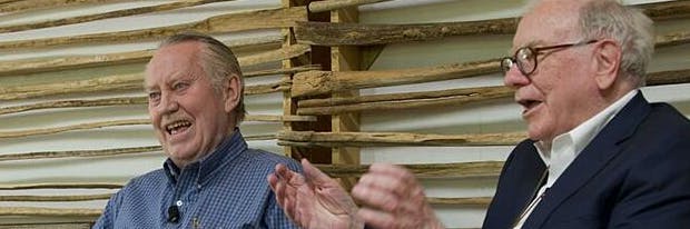 Charles Feeney zusammen mit Warren Buffet.