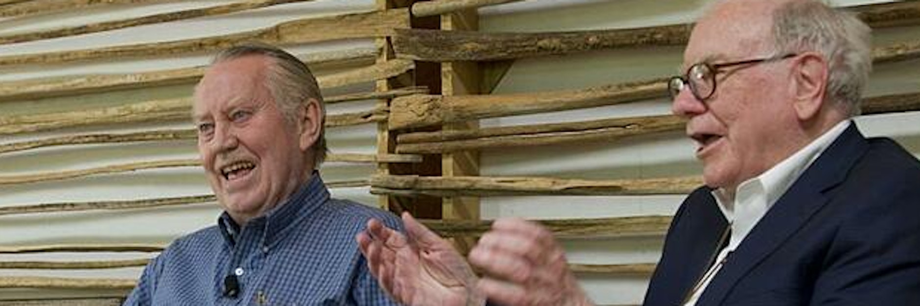 Charles Feeney zusammen mit Warren Buffet.