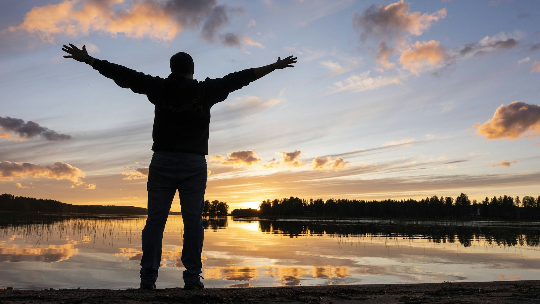 Die klare Kälte eines finnischen Sees, der weiche Waldboden und der Wind in den Baumkronen, das kommt der Empfindung, die man gemeinhin Glück nennt, doch ziemlich nahe.