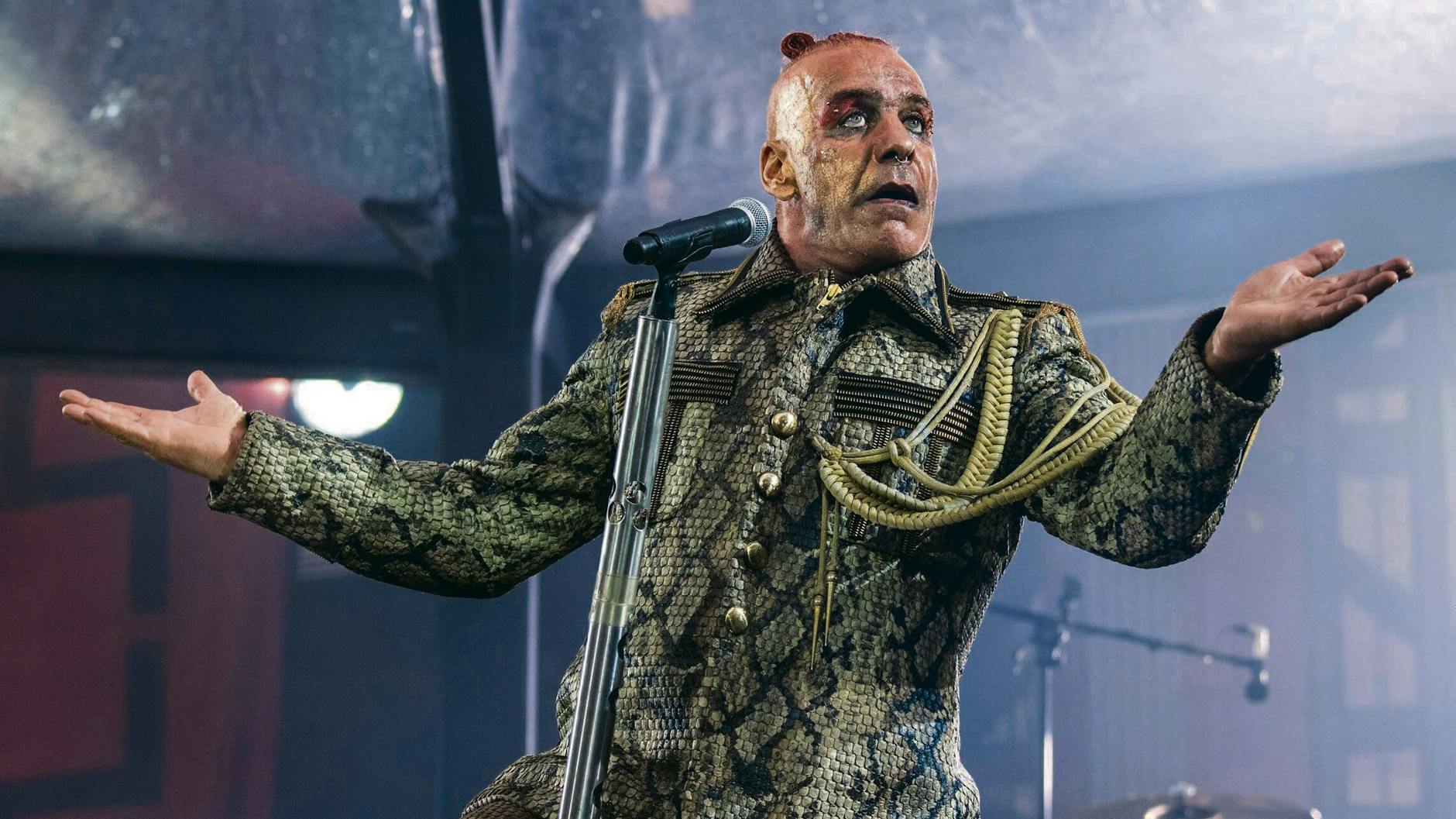 Der Frontmann von Rammstein, Till Lindemann, ist für seine Bühnenshows bekannt. 