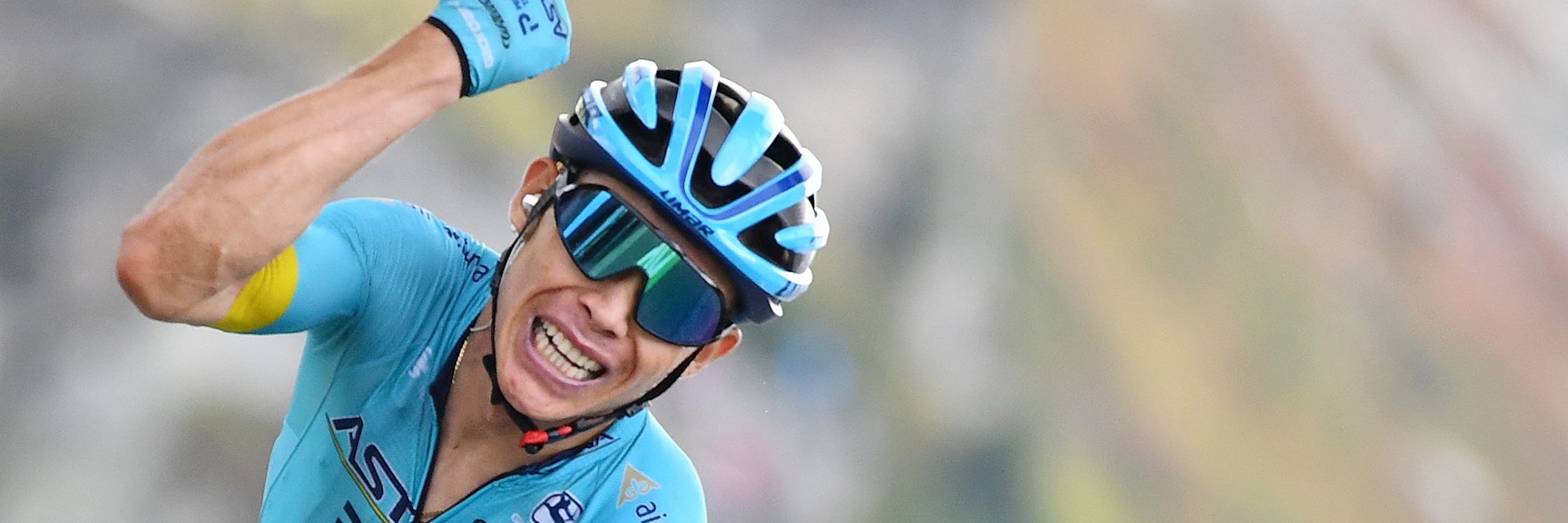 Miguel Angel Lopez jubelt nach der Königsetappe.