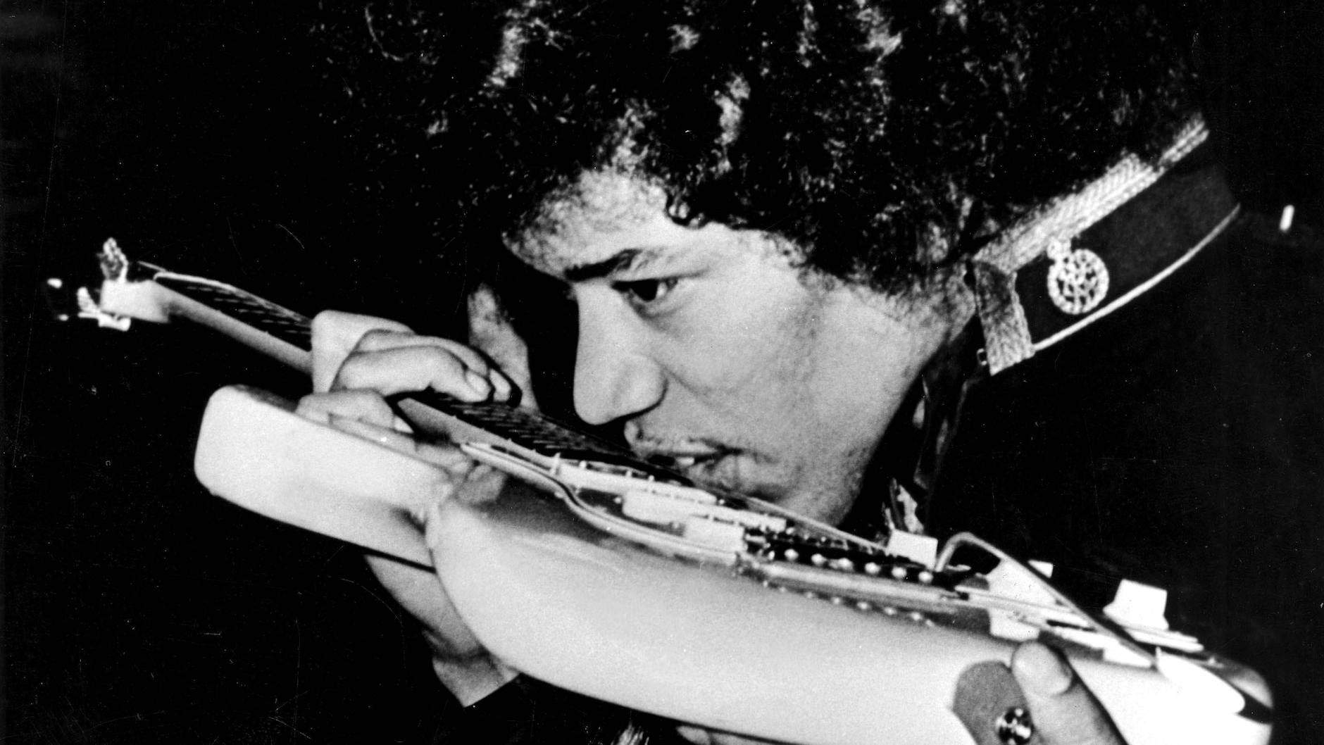 Jimi Hendrix war dafür bekannt, die Gitarre mit den Zähnen und auf dem Rücken zu spielen.