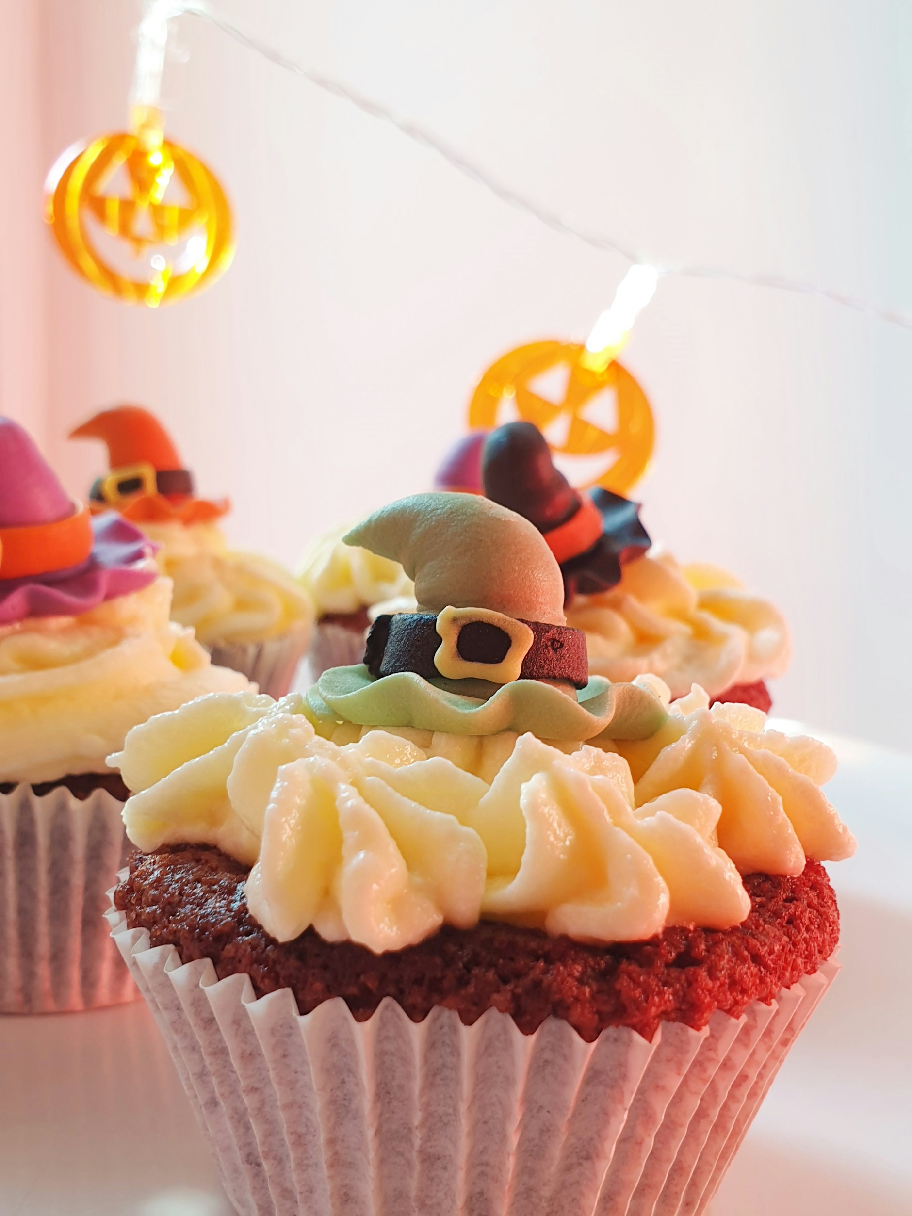 Stilechte Cupcakes verzaubern die Kaffeetafel.