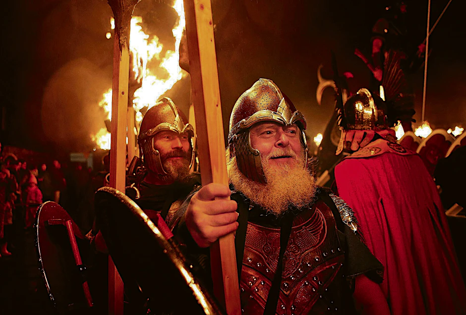 Szene von einem Wikinger-Festival auf den Shetland-Inseln.