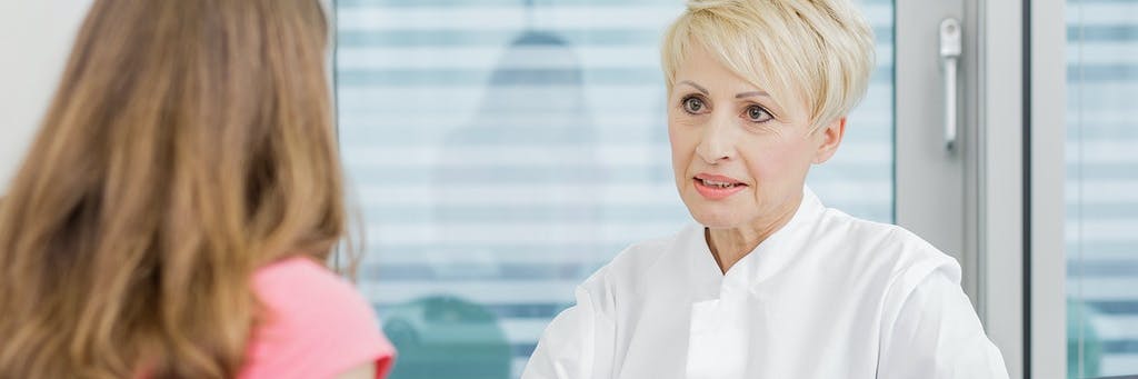 In einem Arztbrief dokumentieren Medizinerinnen und Mediziner Informationen rund um das Behandlungsgeschehen für ihre Kollegen – oft ist der Patient der Überbringer des Dokuments.