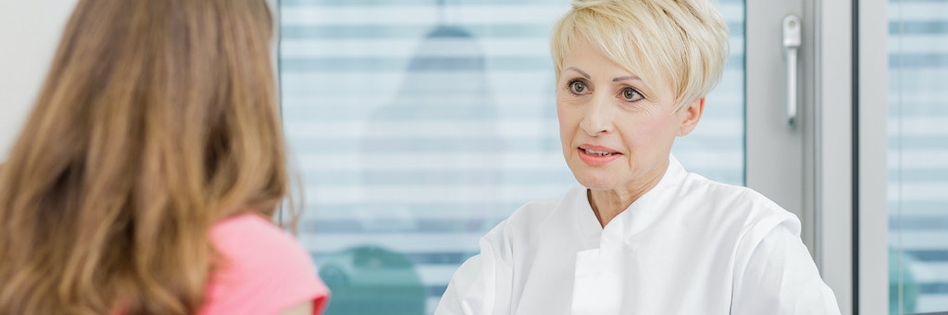 In einem Arztbrief dokumentieren Medizinerinnen und Mediziner Informationen rund um das Behandlungsgeschehen für ihre Kollegen – oft ist der Patient der Überbringer des Dokuments.