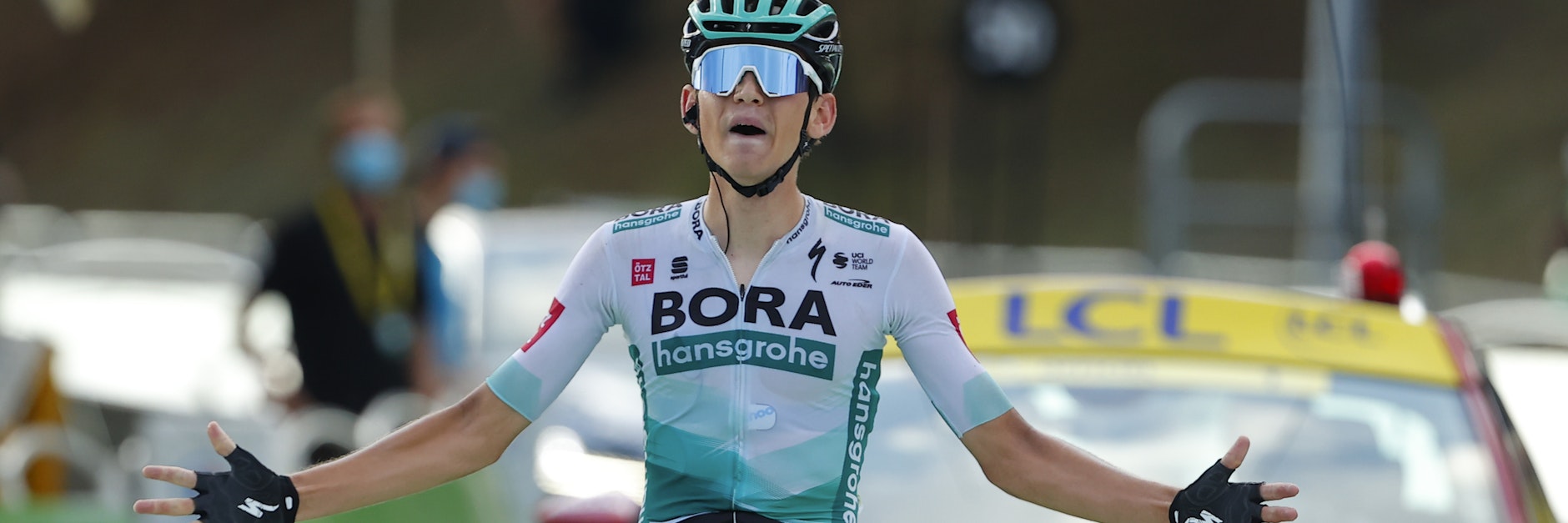 Lennard Kämna genießt die Zieleinfahrt bei seinem Sieg am Dienstag.