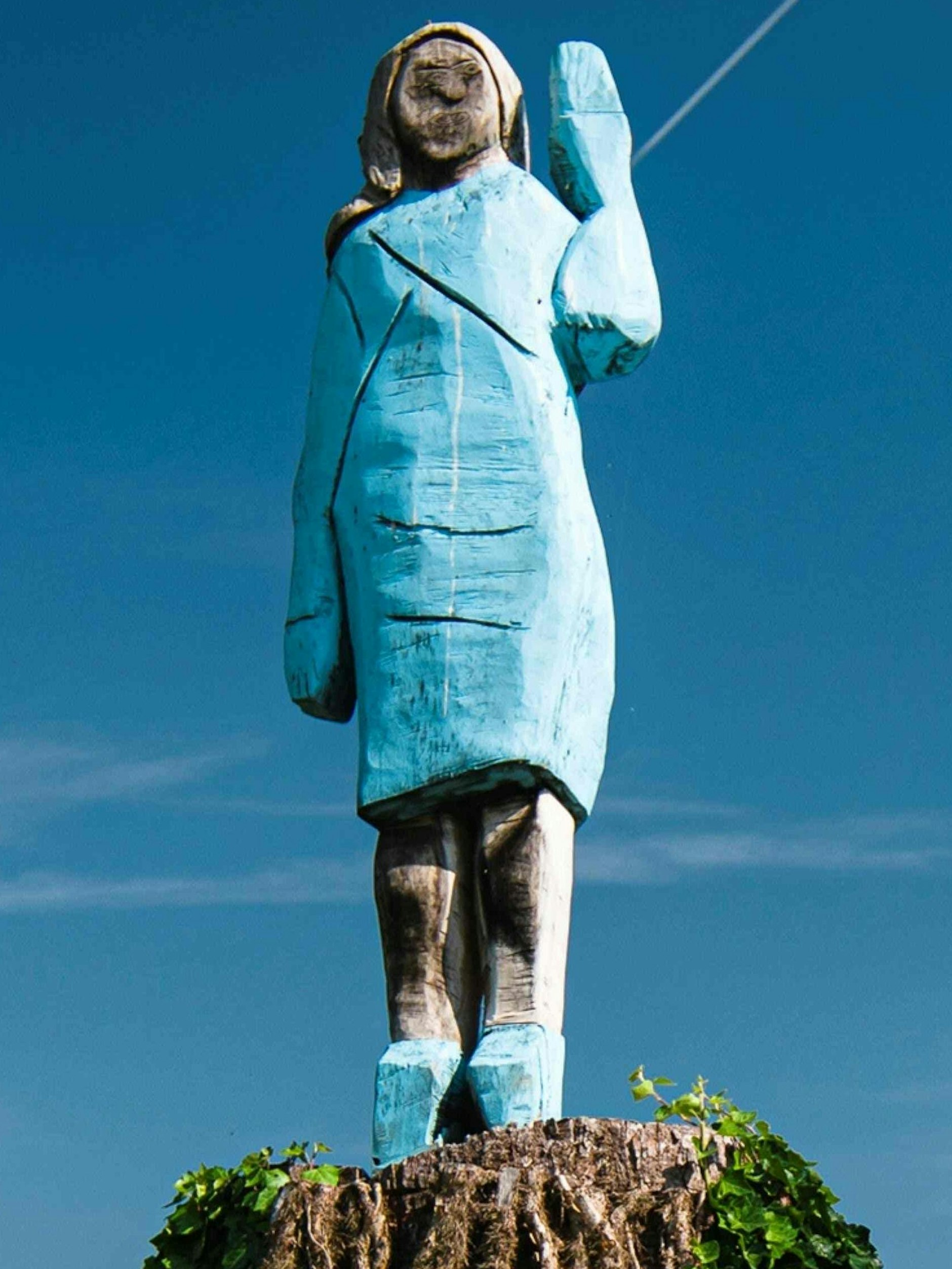 Die ursprüngliche Statue der Präsidentengattin aus Holz, die im Juli von Unbekannten abgebrannt worden war.