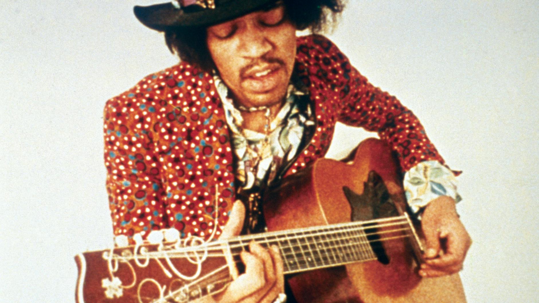 Nach einer Flasche Wein und möglicherweise zu hoch dosierten Schlaftabletten erstickte Jimi Hendrix an seinem eigenen Erbrochenen.
