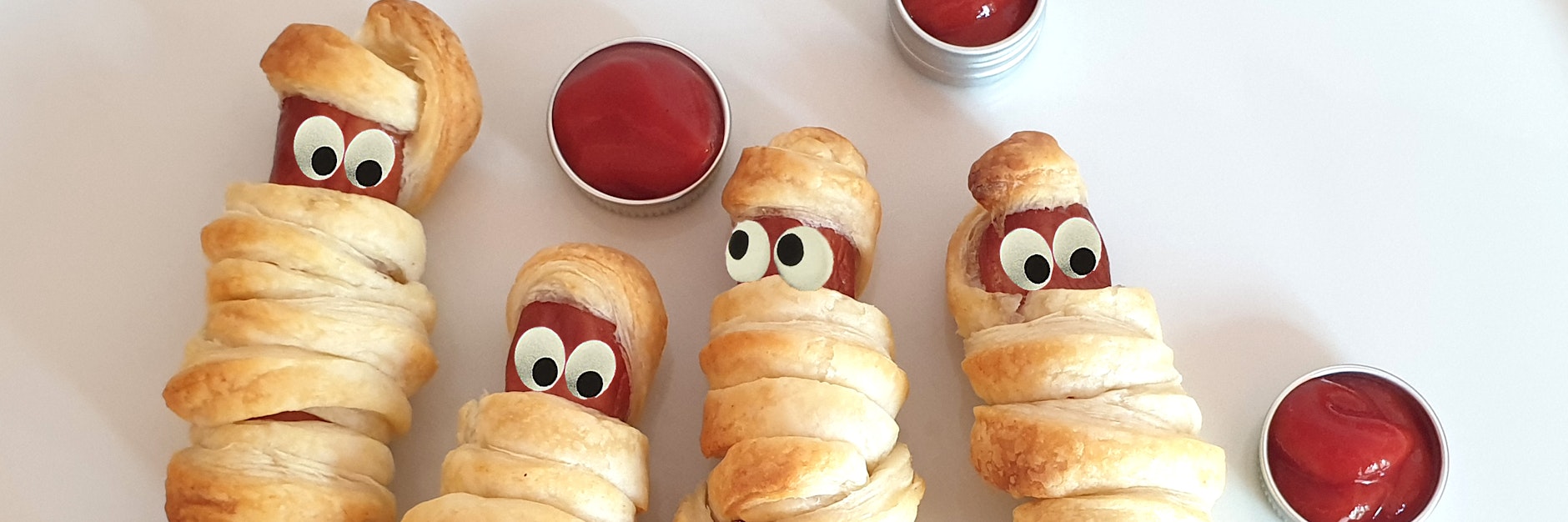 Booooo!&nbsp;Mumien-Würstchen dürfen auf keiner Halloween-Party fehlen.