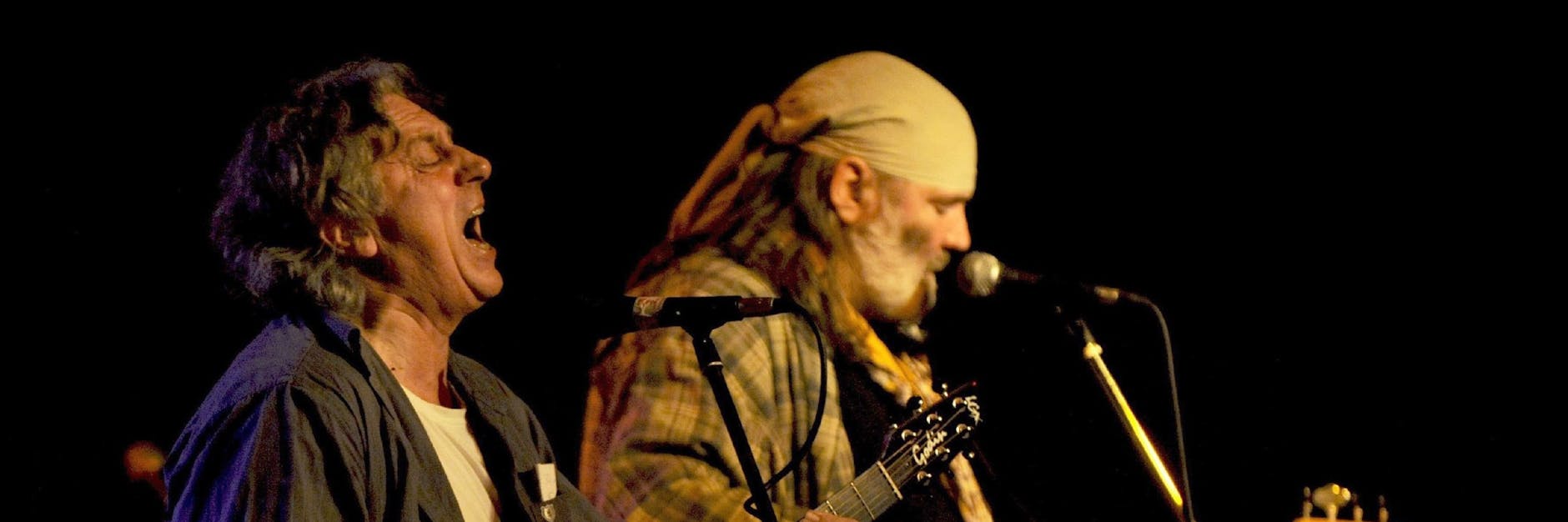 Bassist Marcus „Basskran“ Schloussen (rechts) bei einem Konzert in Berlin