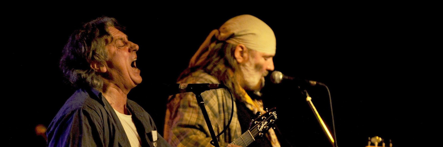 Bassist Marcus „Basskran“ Schloussen (rechts) bei einem Konzert in Berlin