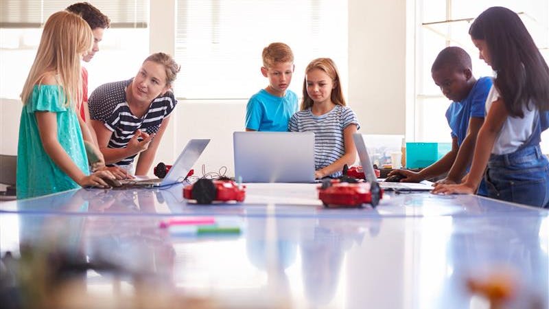 Eine Schulklasse, die mit Laptops arbeitet. Vielleicht arbeitet sie bald auch mit "Mundo" 