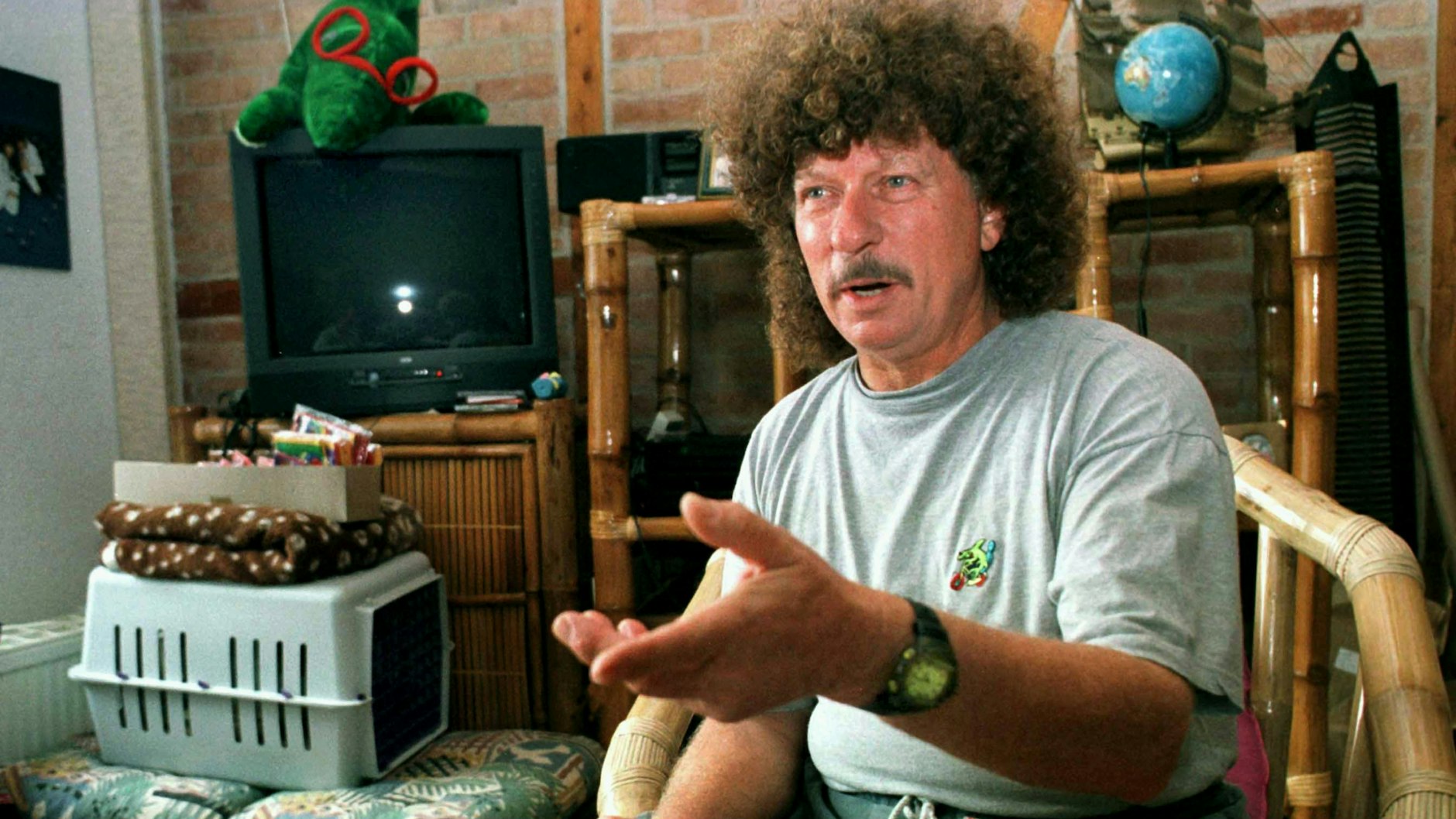 DDR-Rockmusiker Harry Jeske bei einem Interview in seinem Haus an der Wismarbucht.