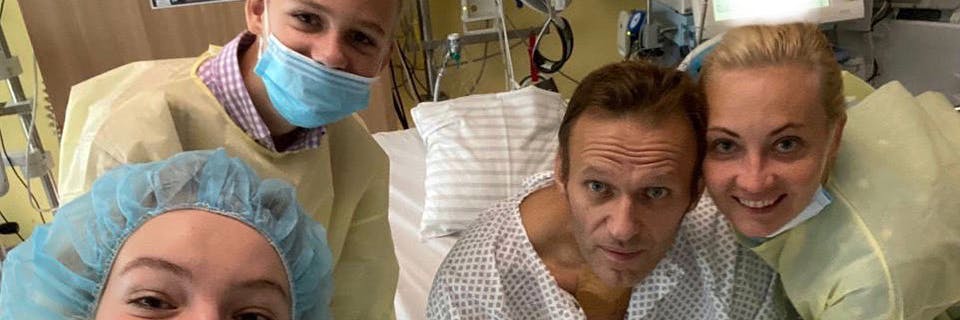 Daria Nawalny (l.), ihr Bruder Zahar, ihr Vater, der russische Kreml-Kritiker Alexej Nawalny, und seine Frau Julia am Krankenbett in der Charité.