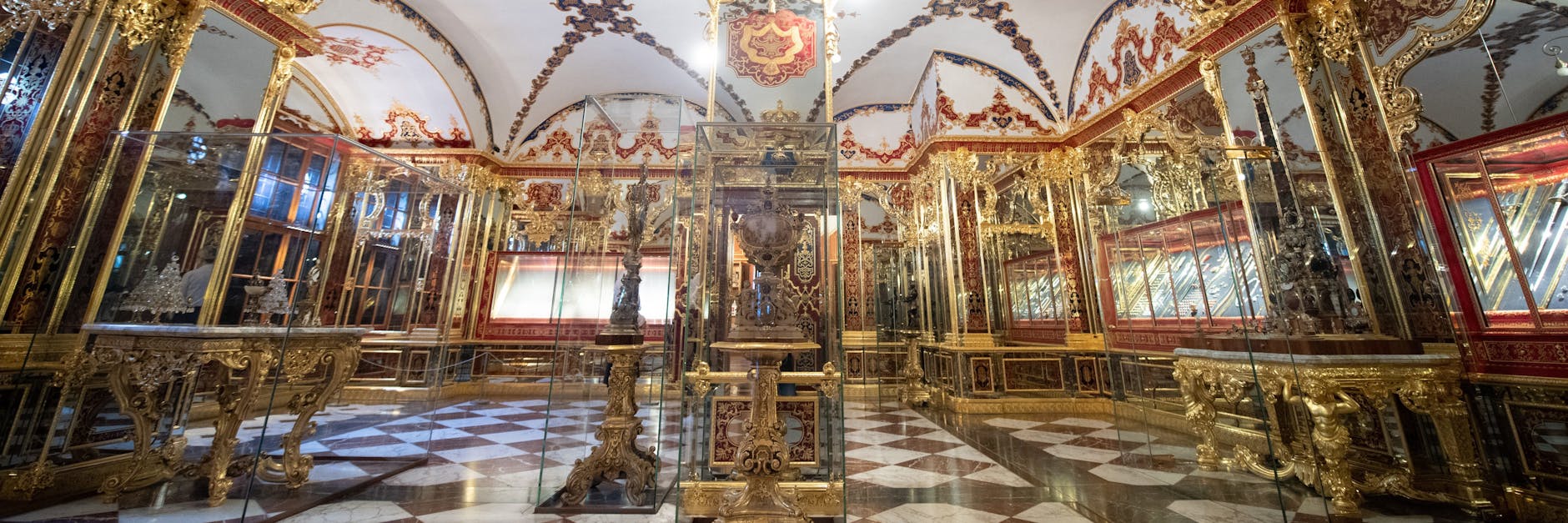 Bei einem Einbruch im November 2019 wurde im Juwelenzimmer im Grünen Gewölbe im Dresdner Schloss eine Vitrine (hinten li.) beschädigt.