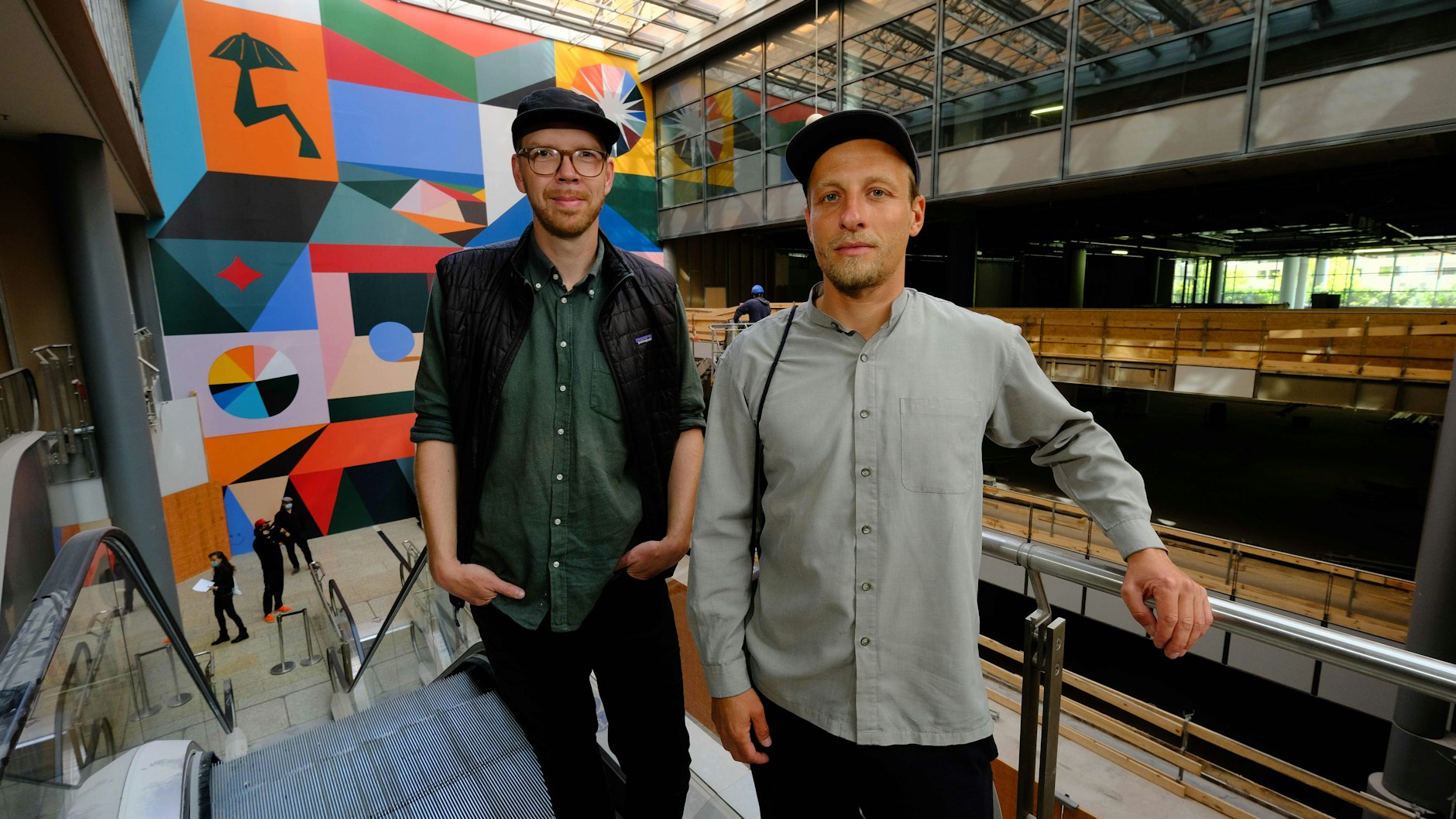 Während des Umbau ist die Baustelle mit moderner Kunst verhüllt. Sebastian Bagge (l.) und Julio Rölle (r.) schufen das knallige Werk extra für die Arkaden. Alle sechs Monate gibt es ein neues Werk. <br><br>