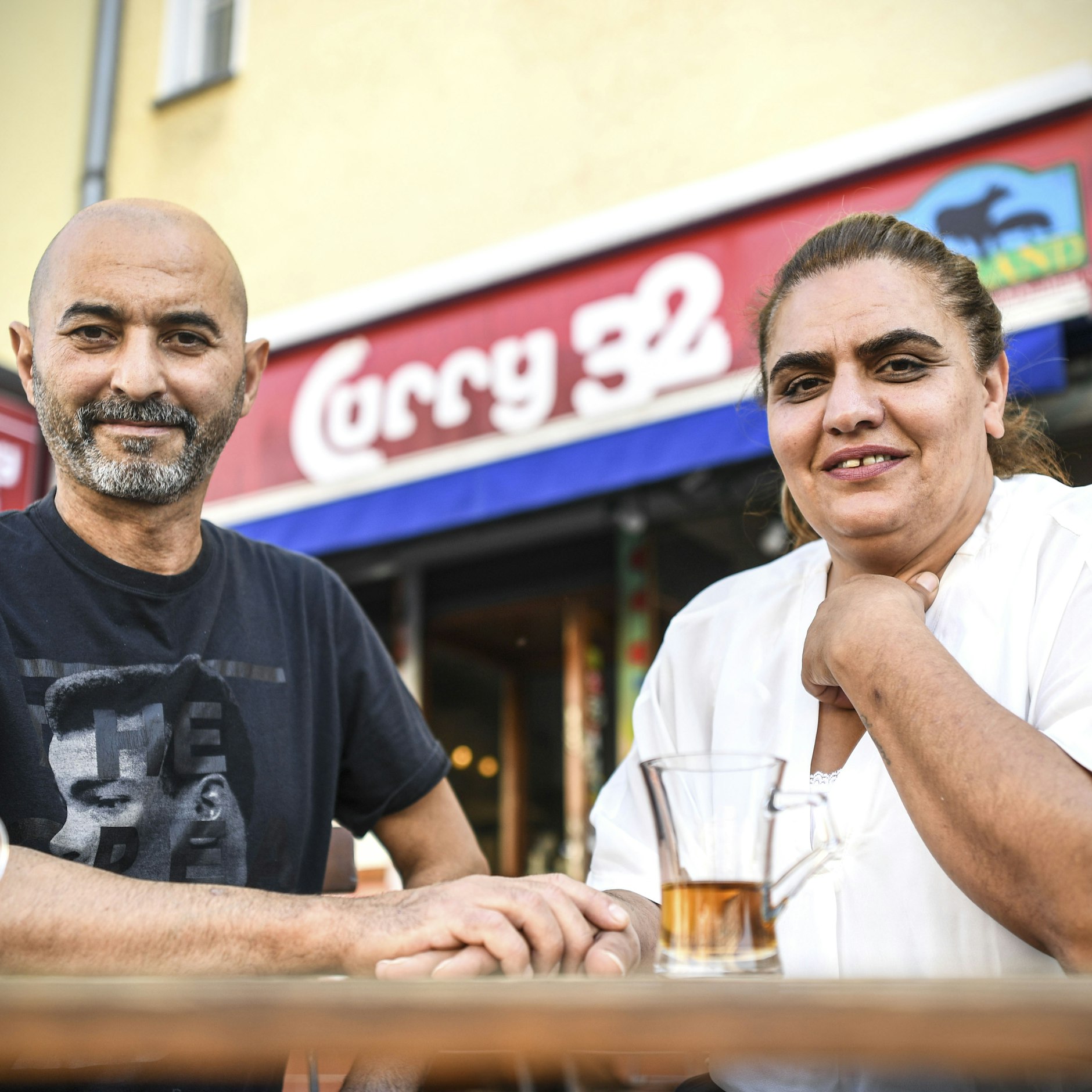 Gökhan und Dilber Dogan vor ihrem Imbiss im Prenzlauer Berg.&nbsp;