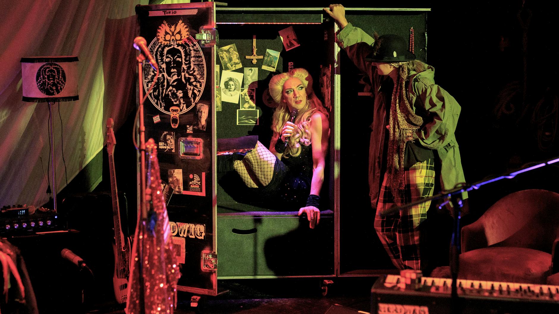 Sven Ratzke als Hedwig und Maria Schuster als Mann Yitzhak in einer Szene des Musicals.